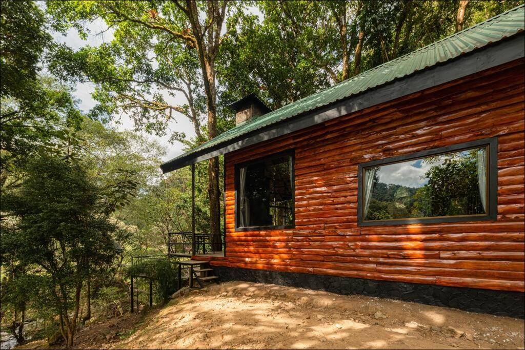 Unicorn Lodge: Direct Riverfront : Unique Experience 산제라르도 데 도타 외부 사진
